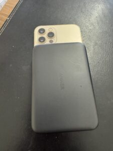 iPhone 15 Pro MaxにAnker MagGo Power Bank 10K Slimを装着した状態