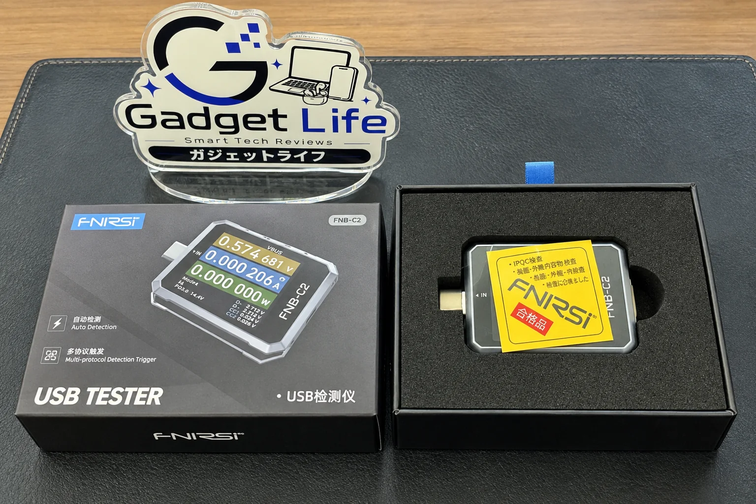 FNIRSI FNB-C2 USBテスターの本体とパッケージ