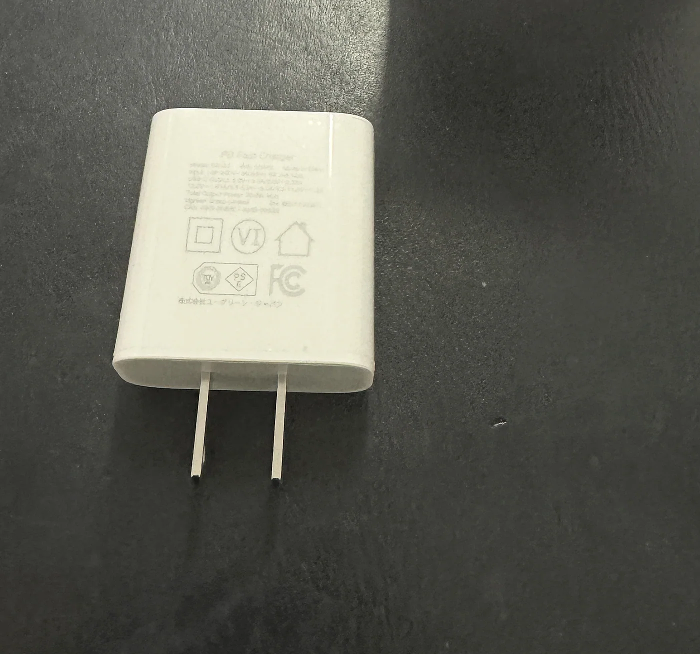 UGREEN 20W USB-C充電器の本体仕様表示