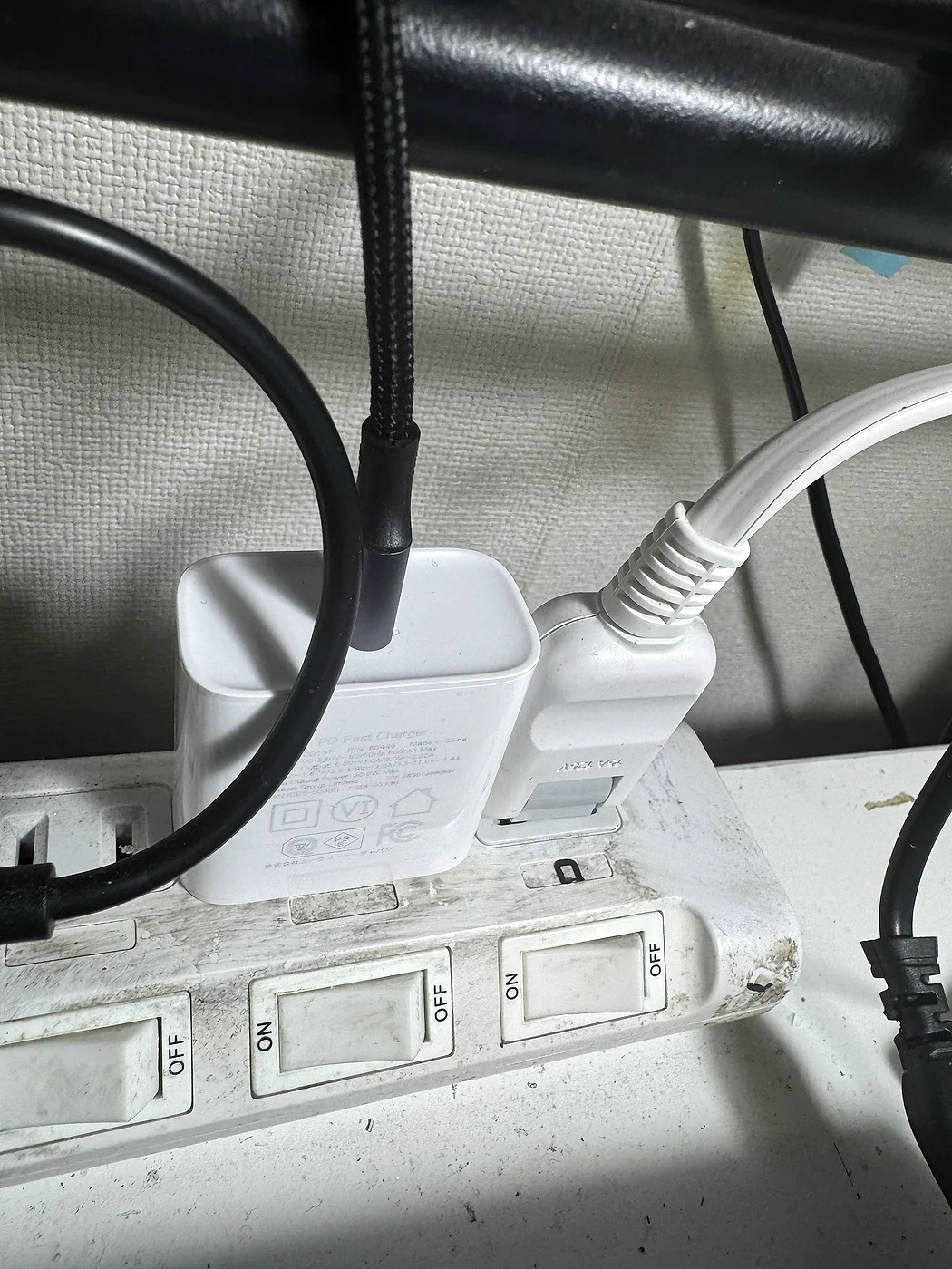 UGREEN 20W USB-C充電器をコンセントで使用している様子