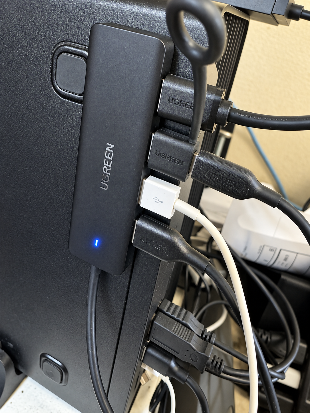 UGREEN USBハブへ変換アダプターを取り付けて使用している様子