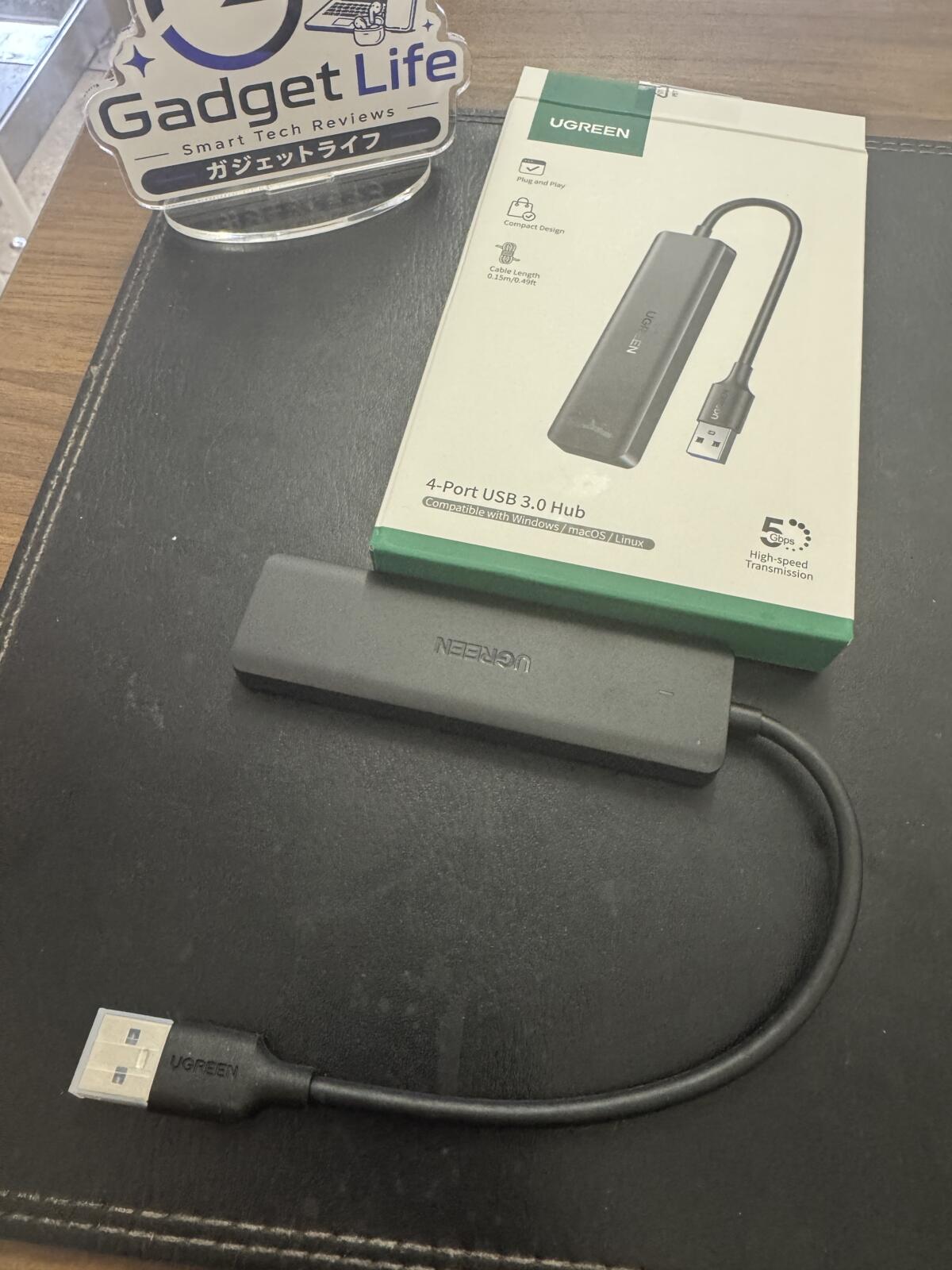 UGREEN 4ポートUSB 3.0ハブの本体とUSB-Aケーブル