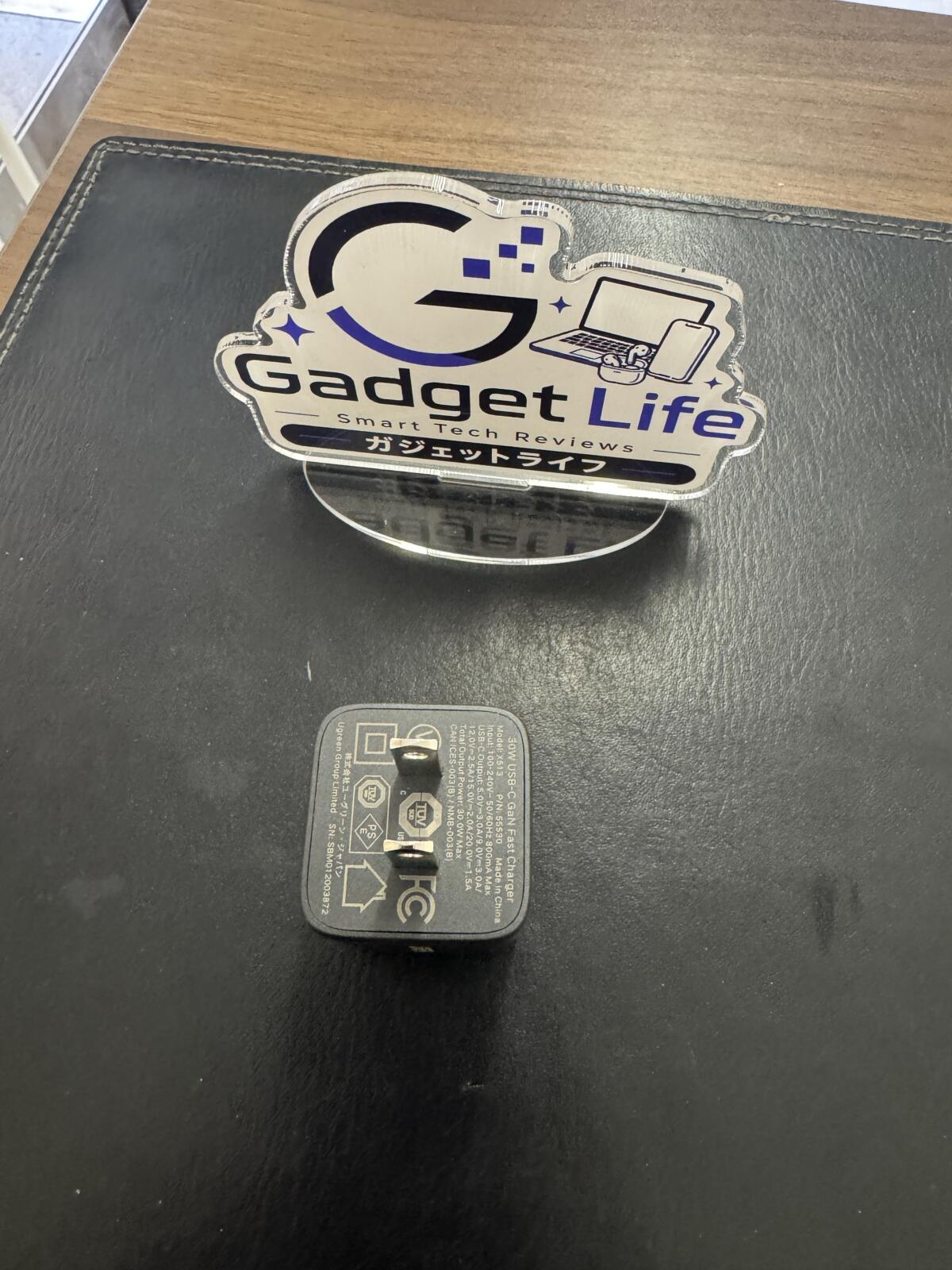 UGREEN Nexode Mini 30W充電器の型番と出力表示