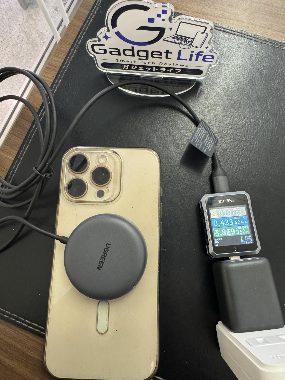 UGREEN Qi2 15WをiPhone 16 Pro Maxに装着して充電している様子