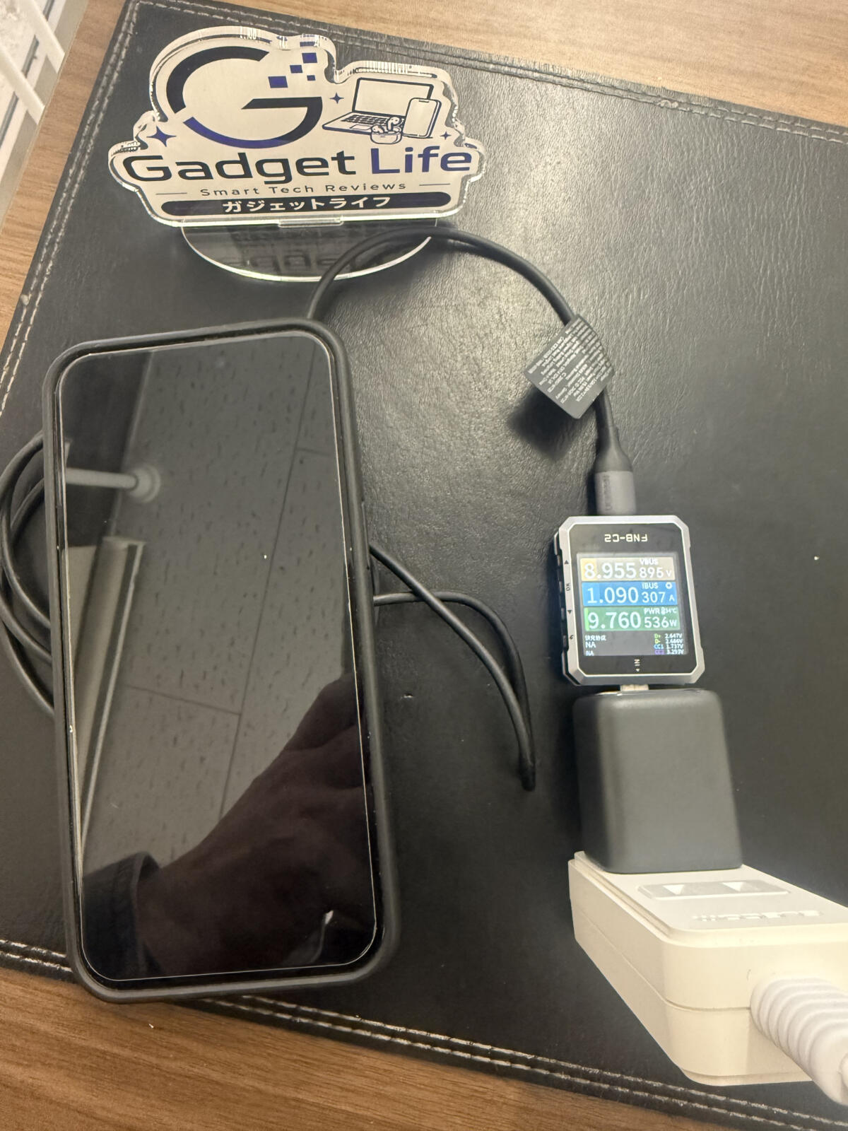 UGREEN Qi2 15WでiPhone 15 Pro Maxを充電しUSBメーターで約9.76Wを確認