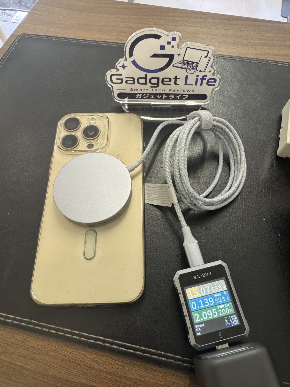 UGREEN MagFlow Qi2 25WをiPhone 16 Pro Maxに装着して充電